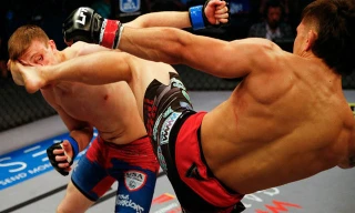 T.J Brown tung cú đá vào mặt Ken Beverly.