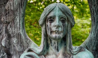 Làm thế nào mà 'pho tượng khóc' ở Mỹ chảy ra dòng nước màu đen?