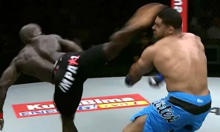 Alain Ngalani hạ gục đối thủ bằng đòn đá cực đẹp.