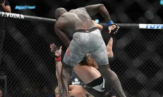 Jairzinho Rozenstruik hạ gục đối thủ.