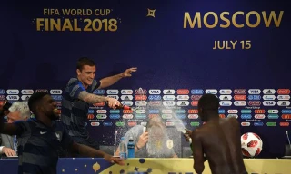 Các cầu thủ Pháp dùng bia và rượu champagne phun lên HLV Deschamps.