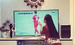 "Quỳnh Búp bê" Phương Oanh hạnh phúc sau chiến thắng đội nhà.