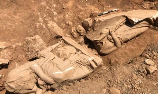 Cả hai bức tượng đều thiếu phần đầu.