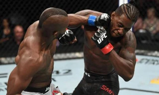 Khama Worthy ra đòn hạ gục đối thủ.