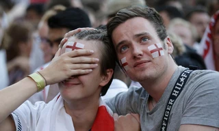 Sự thất vọng của các CĐV Anh khi chứng kiến đội nhà để thua Croatia.