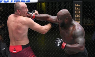 Derrick Lewis tung cú đấm hạ knock-out Alexey Oleinik.