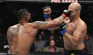 ‘Dao cạo’ UFC ra đòn siêu mạnh khiến đối thủ biến dạng khuôn mặt