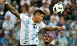 Trọng tài Cuneyt Cakir nói gì khi từ chối penalty của Nigeria?