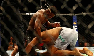 Junior dos Santos bị đối thủ hạ gục vì ra đòn hụt.