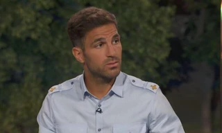 Bình World Cup, Fabregas bị chê tơi tả vì ăn mặc như... bảo vệ