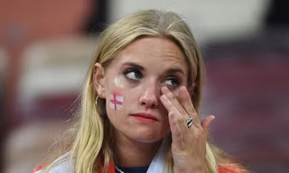 Nỗi buồn của CĐV khi chứng kiến đội nhà thất bại trước Croatia.