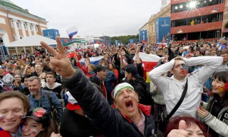 CĐV Nga 'bão đêm' mừng chiến thắng kỳ diệu trước Tây Ban Nha