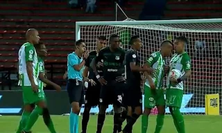 Jeison Lucumi đã bị truất quyền thi đấu vì hành vi đáng xấu hổ.