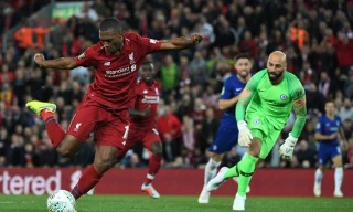Pha bỏ lỡ khó tin của Sturridge.