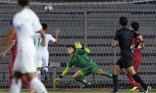 VIDEO: Thủ thành Tiến Dũng lóng ngóng, U22 Việt Nam thủng lưới