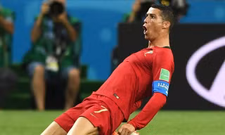 Ronaldo xác lập nhiều kỷ lục nhờ cú hat-trick trong trận gặp Tây Ban Nha.
