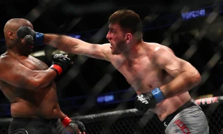 Stipe Miocic ra đòn tấn công Daniel Cormier.