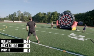 Clip: Cầu thủ Juve dùng bóng… thay phi tiêu