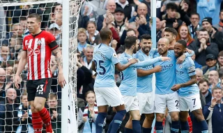 VIDEO: Sterling tỏa sáng, Man City ‘đánh tennis’ trước Southampton