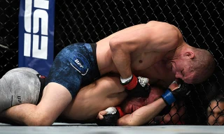 Joe Lauzon hạ knock-out Jonathan Pearce.