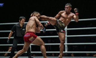 Robin Catalan ra đòn hạ đo ván đối thủ.