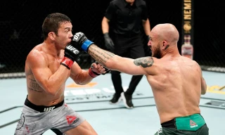 Brian Kelleher ra đòn hạ knock-out đối thủ.