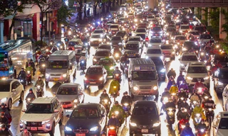 Đường phố Hà Nội tắc nghẽn nhiều giờ trong mưa rét