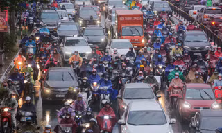 Mưa triền miên sau bão Noru, đường phố Hà Nội tắc nghẹt nhiều giờ
