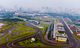 Cỏ mọc um tùm, rác chất đống ngổn ngang quanh đường đua F1 ở Hà Nội