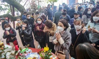 Đông nghẹt người dâng lễ ngày rằm tháng Giêng, phủ Tây Hồ lại tạm đóng cửa