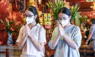 Sĩ tử đổ về Văn Miếu cầu may trước kỳ thi tuyển sinh vào lớp 10