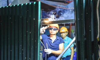 Xuyên đêm thu hẹp 'lô cốt' gây ùn tắc trên đường Nguyễn Xiển