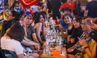 'Phố Tây' Tạ Hiện đông kín khách tới khuya trong dịp nghỉ lễ 2/9