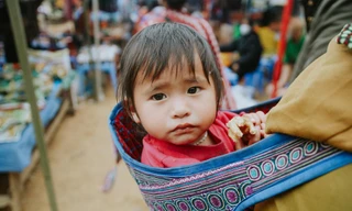 Ngắm nét ngây thơ của những đứa trẻ vùng cao lớn trên lưng mẹ