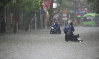 'Biển nước' bủa vây người dân Hà Nội chiều cuối tuần