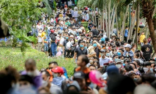 Chật vật tại các điểm vui chơi ở Hà Nội ngày lễ 30/4 - 1/5