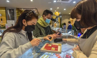 Người dân Hà Nội ùn ùn mua vàng trước Ngày vía Thần Tài