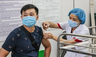 Người dân Thủ đô xếp hàng tiêm mũi nhắc lại phòng chống COVID-19