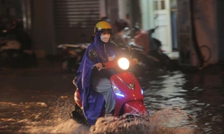 Mưa dông kéo dài vào chiều tối, nhiều tuyến phố ngập trong biển nước