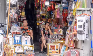Bày la liệt 'hàng hiệu', phố vàng mã vẫn ế ẩm cận ngày Rằm tháng 7