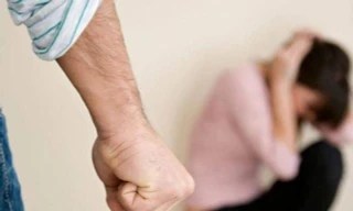 Người phụ nữ tử vong nghi bị chồng bạo hành