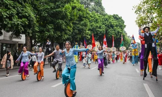 Phố đi bộ hồ Hoàn Kiếm hóa 'rạp xiếc', dân ngồi bệt ra đường thích thú xem