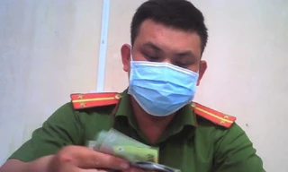 Chiếm đoạt tiền xử lý vi phạm, cựu trung úy công an bị bắt giam