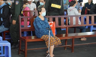 Nhân viên Alibaba đến nhà cụ bà giặt đồ, nấu cơm để chèo kéo bán 12 lô đất