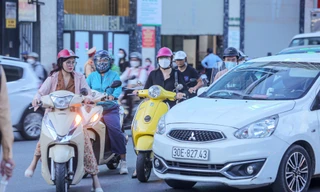 Xe máy 'tạt' 4 làn ô tô để quay đầu trên đường Nguyễn Trãi