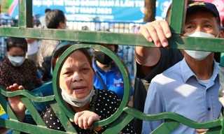 Chen chân xếp hàng để mua vé xem U23 Việt Nam ở Việt Trì