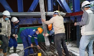 Xuyên đêm hợp long nhịp cầu cạn cao nhất Hà Nội trên đường vành đai 2