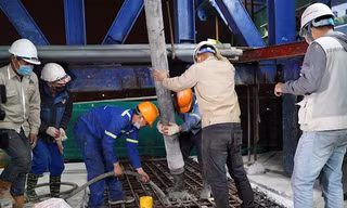Xuyên đêm hợp long nhịp cầu cạn cao nhất Hà Nội trên đường vành đai 2