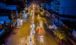 Cảnh đời người TP.HCM trong đêm triều cường tấn công