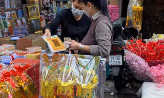 Dân Thủ đô đổ về phố Hàng Mã sắm lễ cúng ông Công ông Táo